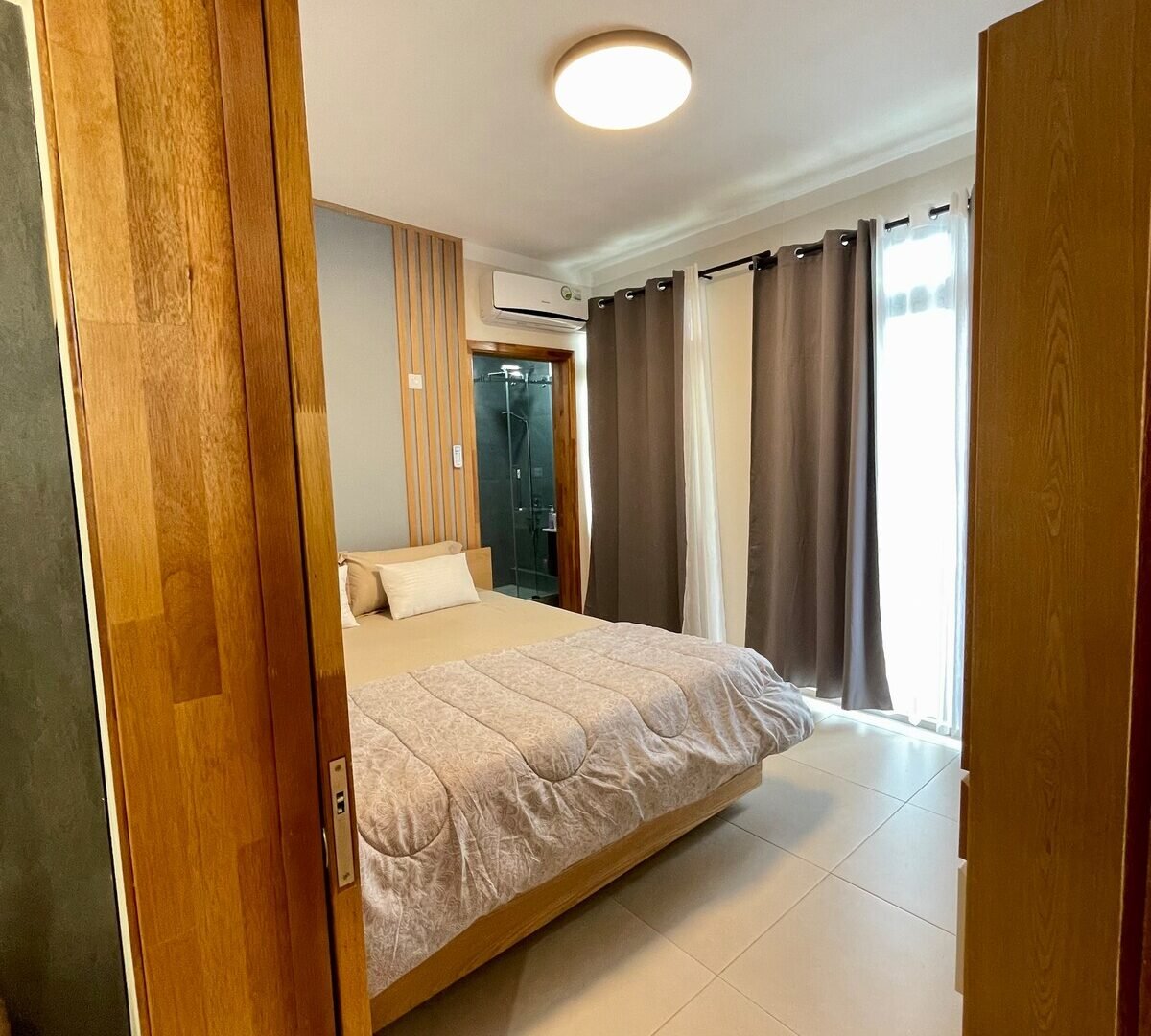 La Peregrina master bedroom with king bed and en-suite — Flic en Flac Mauritius