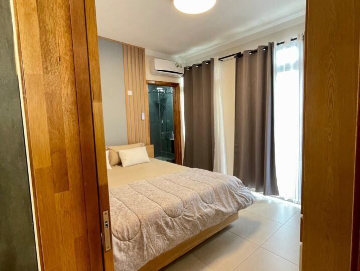 La Peregrina master bedroom with king bed and en-suite — Flic en Flac Mauritius