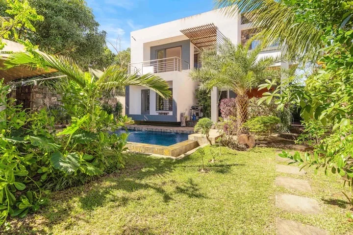 Turquoise Bay Villa Trou aux Biches Mauritius — Exterior Front Garden